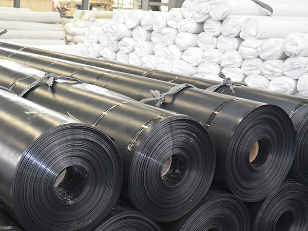 鋪設(shè)養(yǎng)殖防滲膜時長度不夠該如何解決？