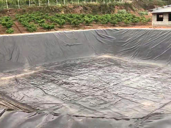 養(yǎng)殖防滲膜可適應(yīng)在任何自然環(huán)境下施工。