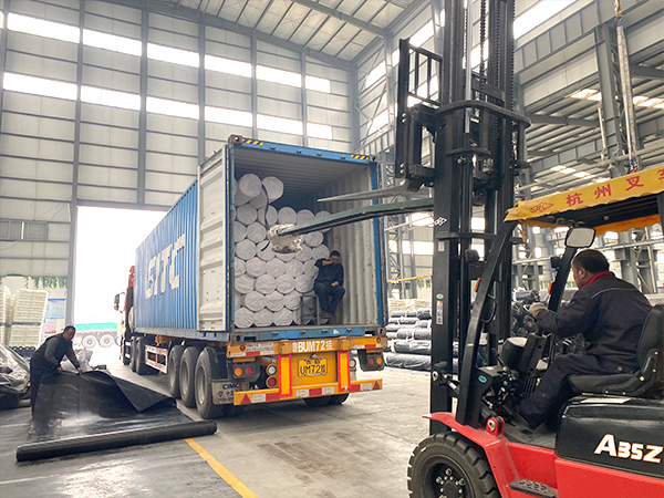 為何要在hdpe土工膜鋪設(shè)面上覆土？