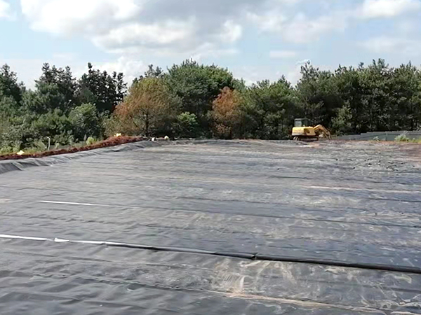 及時(shí)修復(fù)防滲土工膜，保障工程質(zhì)量