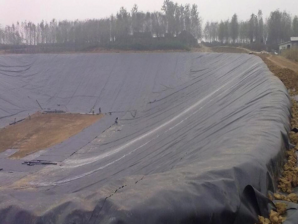 防滲復(fù)合土工膜有比較高的抗穿刺強(qiáng)度