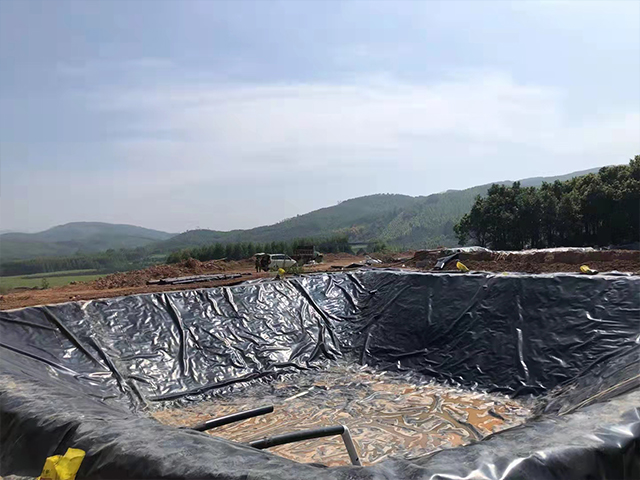 公路養(yǎng)護(hù)工程中可選擇鋪設(shè)防滲土工膜。