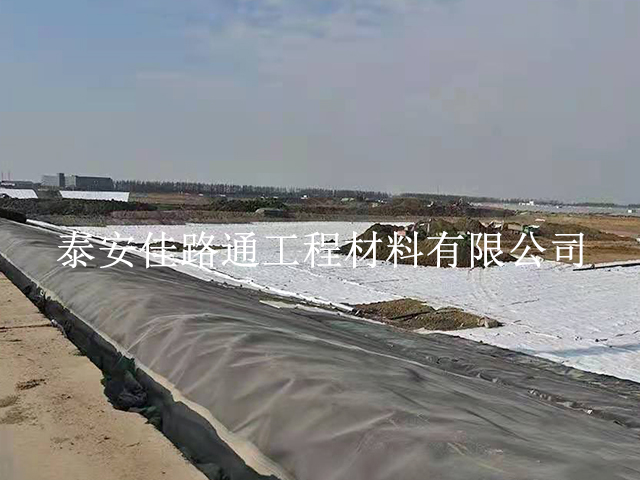 防滲膜廠家淺談護坡施工中如何鋪設(shè)防滲土工膜？