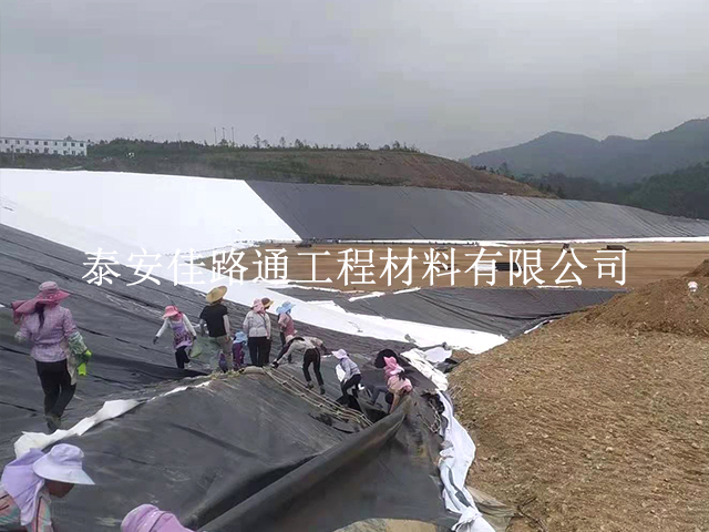水庫堤壩鋪設(shè)防滲土工膜是需要進(jìn)行固定的