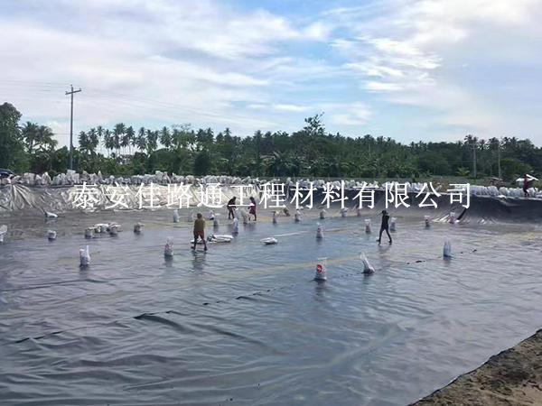 魚塘防滲膜擁有鮮明的環(huán)保性能