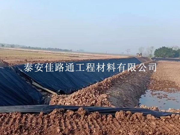 養(yǎng)殖防滲膜在施工過(guò)程中須格外專注