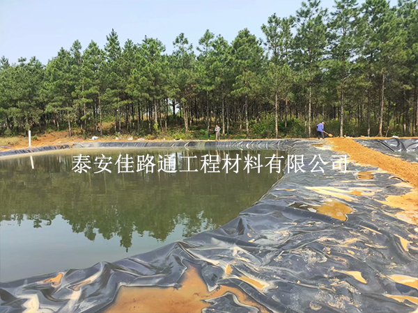 水產(chǎn)養(yǎng)殖防滲膜在施工中須注意哪些問題？