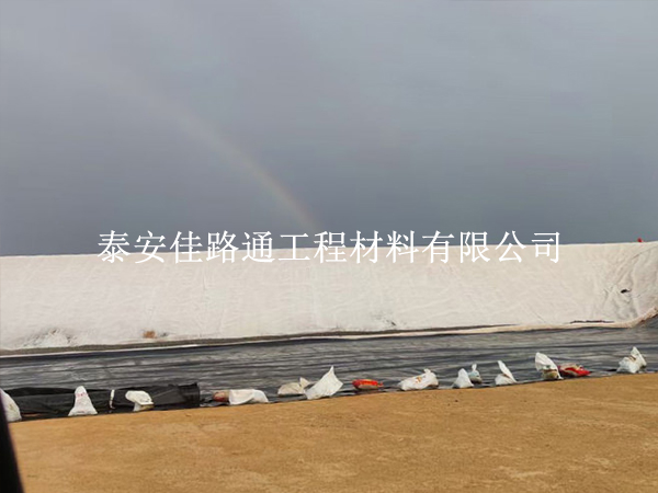 水產(chǎn)養(yǎng)殖防滲膜的接縫處須緊急處理