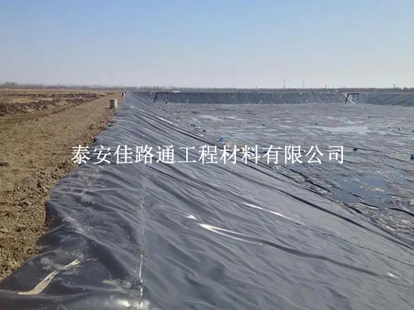 養(yǎng)殖防滲膜鋪設(shè)時須要對焊接縫嚴(yán)格檢測