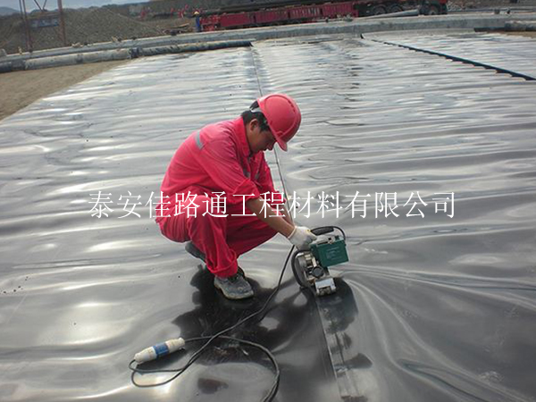 如何順利有效進(jìn)行魚塘防滲膜的基層處理工作？