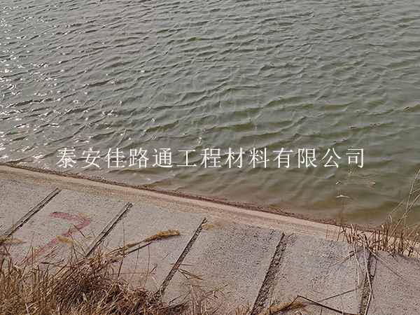 水產養(yǎng)殖行業(yè)鋪設防滲土工膜有哪些注意事項？