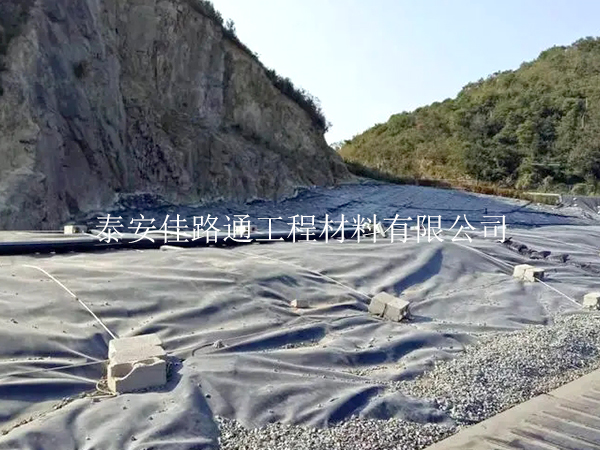 水利水電工程選擇防滲土工膜來(lái)進(jìn)行施工