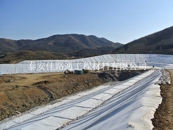 完成防滲復(fù)合土工膜的鋪設(shè)須關(guān)注哪些內(nèi)容？