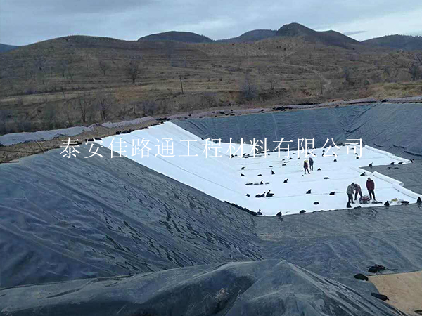 蓄水池建設(shè)選擇防滲膜搭配土工布的施工方案