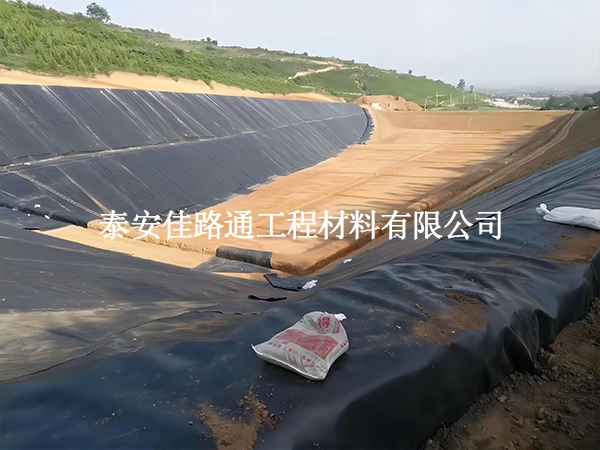 單糙面蓄水池防滲膜的鋪設(shè)施工有哪些注意事項(xiàng)？