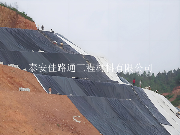 鋪設(shè)垃圾填埋場(chǎng)土工膜前須確認(rèn)的項(xiàng)目有哪些？