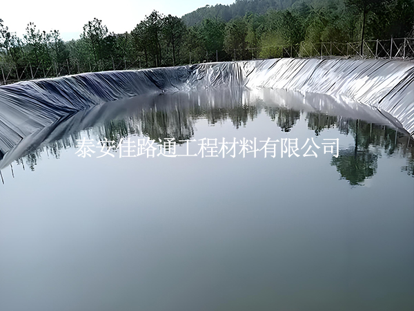 是怎樣的原因造成魚塘防滲膜的防滲效果下降？