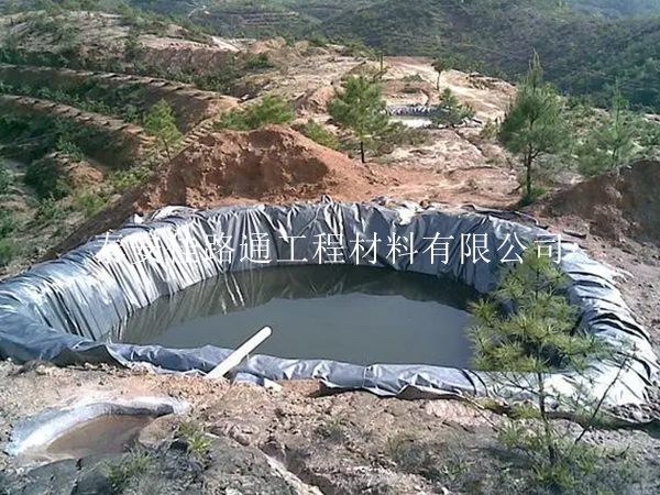 梅雨季節(jié)鋪設防滲土工膜注意事項
