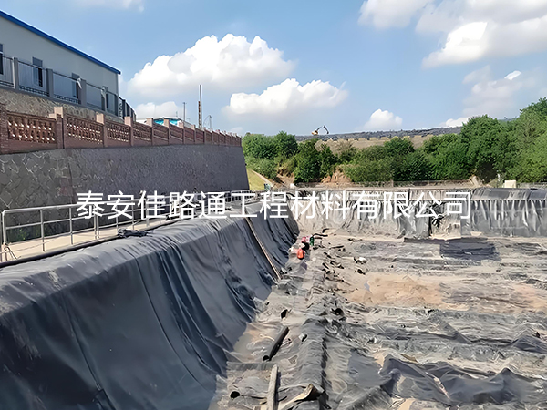 養(yǎng)殖土工膜鋪設(shè)位置變化：變形之謎與應(yīng)對之策