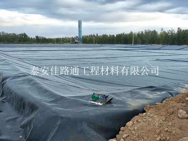 防滲膜廠家：土工材料市場(chǎng)的穩(wěn)固基石與創(chuàng)新先鋒