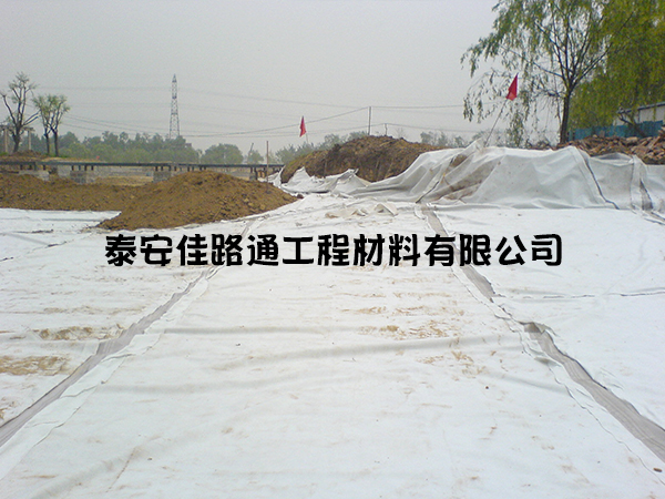 預防復合土工膜老化的創(chuàng)新策略