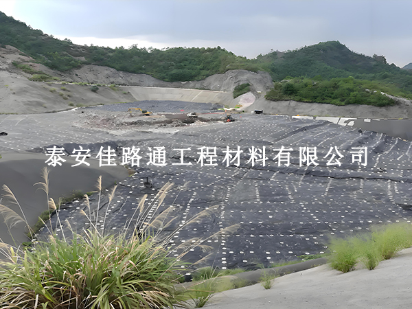 防滲膜鋪設(shè)挑天氣？這些條件必須滿足