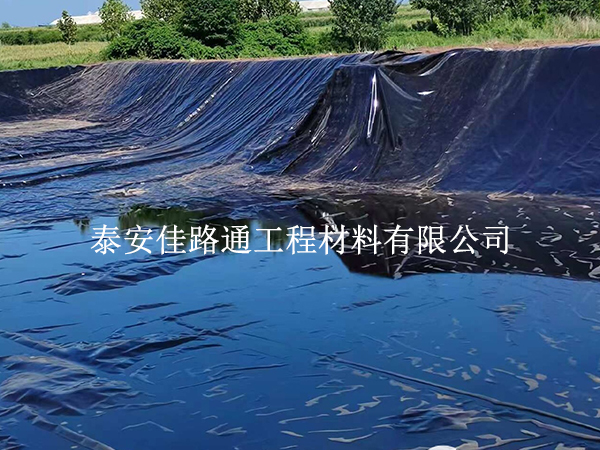 蓄水池防滲膜冬季施工，防凍防裂技巧學(xué)起來