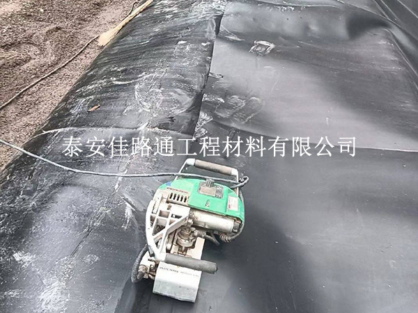 人工湖防滲膜邊坡鋪設(shè)防滑要點，筑牢邊坡穩(wěn)定防線