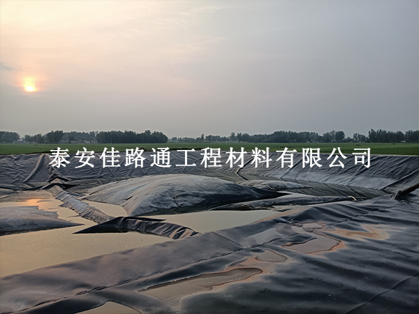 垃圾填埋場防滲膜鋪設(shè)：施工環(huán)境的影響與適配之道