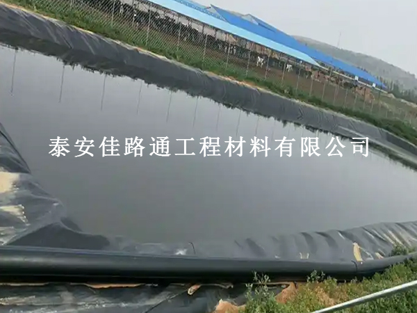 藕池防滲膜鋪設(shè)完成后，這樣保護(hù)更長效