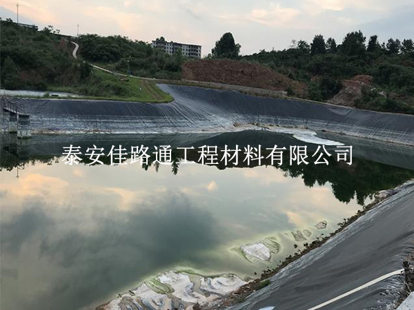 養(yǎng)殖防滲膜鋪設(shè)，為何一定要覆土工布？看完秒懂