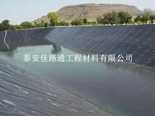 人工湖防滲膜焊接鋪貼技巧：規(guī)范操作，筑牢無縫防滲屏障