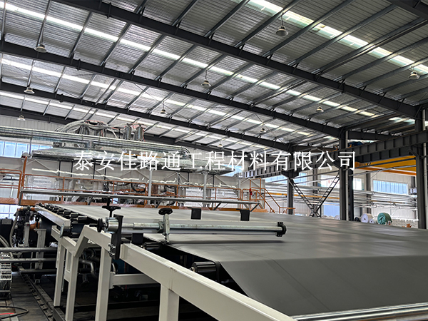 揭秘養(yǎng)殖防滲膜長(zhǎng)壽密碼：生產(chǎn)工藝如何決定工程壽命